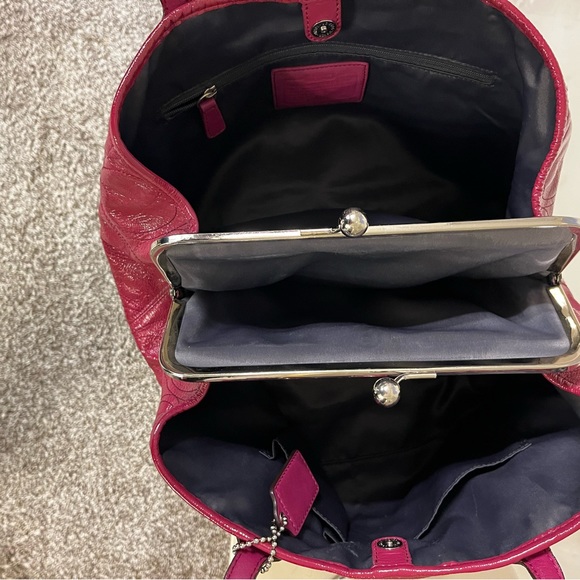 Coach Signature C kiss lock patent leather purse in raspberry - Picture 4 of 9